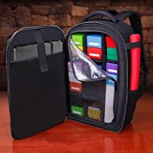 ENHANCE Collector’s Edition Card Gaming Backpack – Zaino Porta Carte con Divisori Rinforzati e Accessori Esclusivi