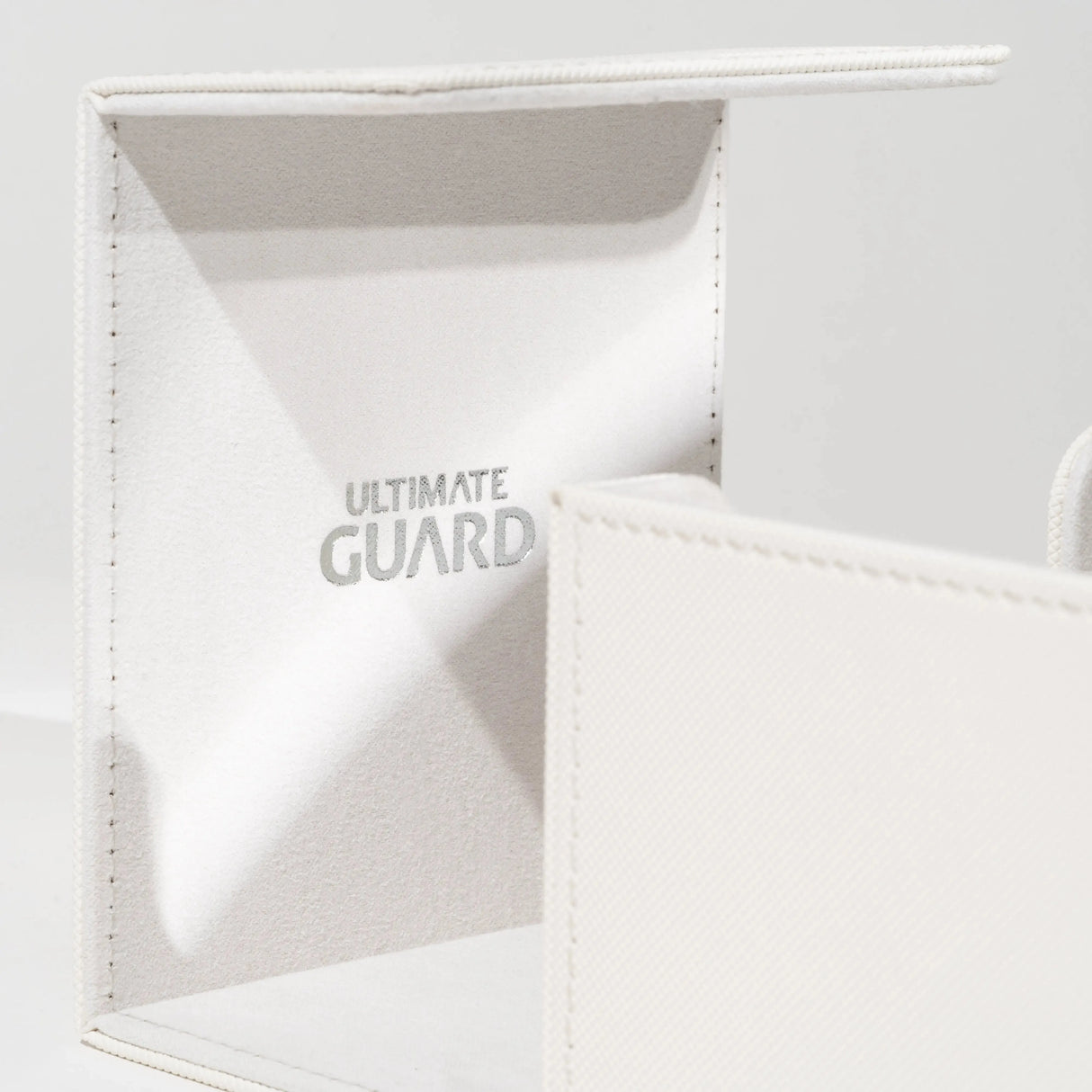 Ultimate Guard - Sidewinder 133+ Xenoskin Deck Box - White