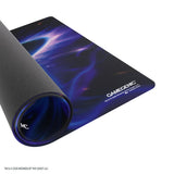 Gamegenic Prime Playmat Reality Fracture Entrust the Spark – tappetino parzialmente arrotolato, lato Gamegenic