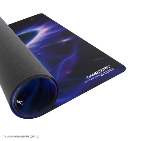 Gamegenic Prime Playmat Reality Fracture Entrust the Spark – tappetino parzialmente arrotolato, lato Gamegenic