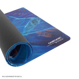 Gamegenic Shiny Playmat Reality Fracture Overwrite the Multiverse – tappetino parzialmente arrotolato, lato Gamegenic